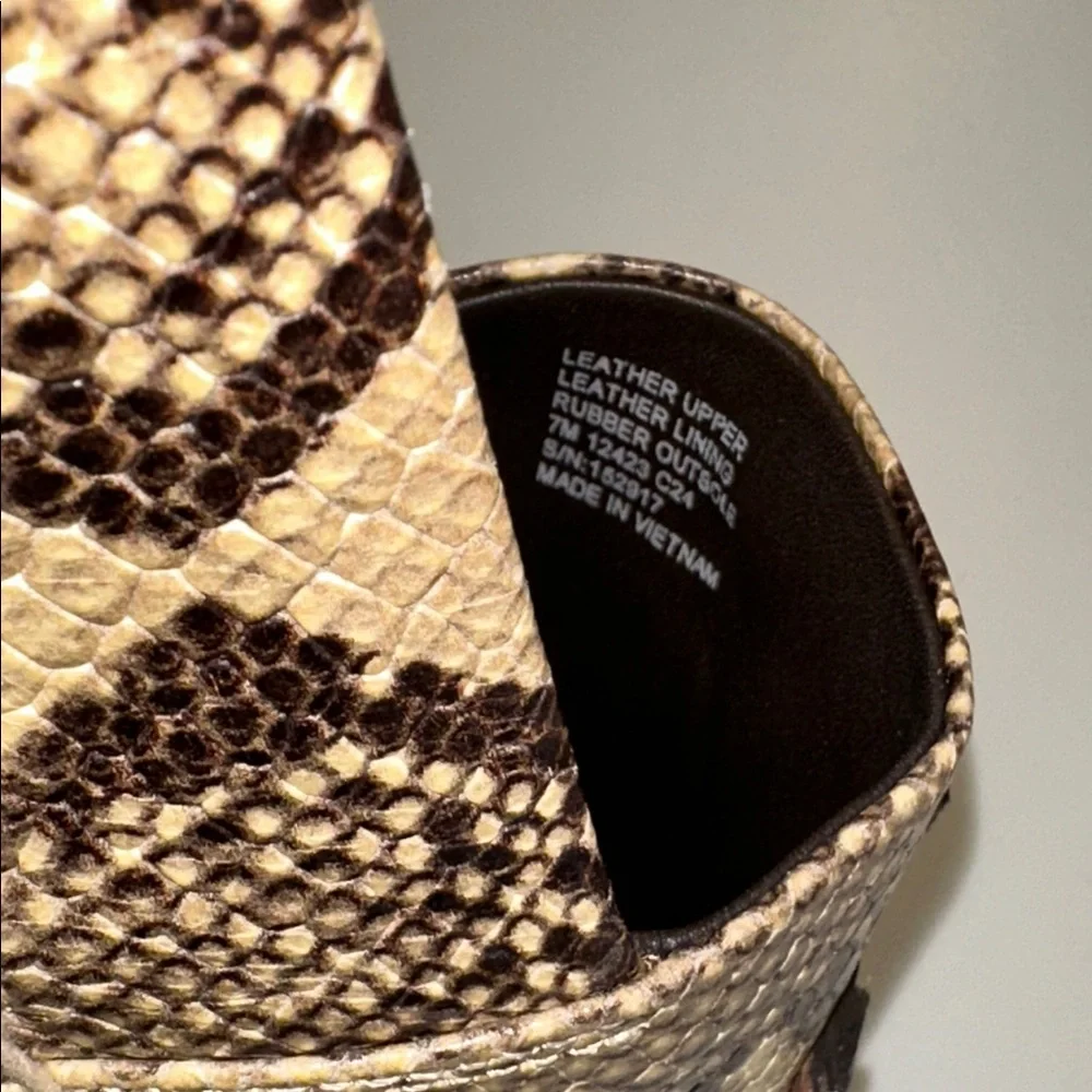 New Tory Burch Black and Cream Snake Skin Espadrilles. Size 7M.